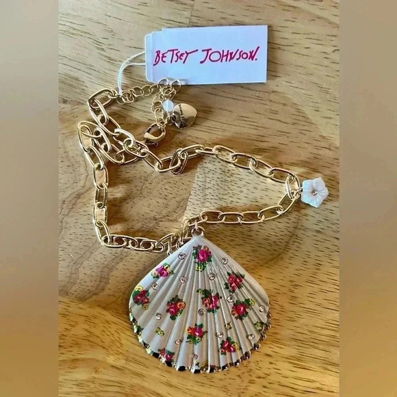 NWTS BETSEY JOHNSON SEASHELL PENDENT NECKLACE WITH FLORAL ACCENTS - Picture 2 of 5